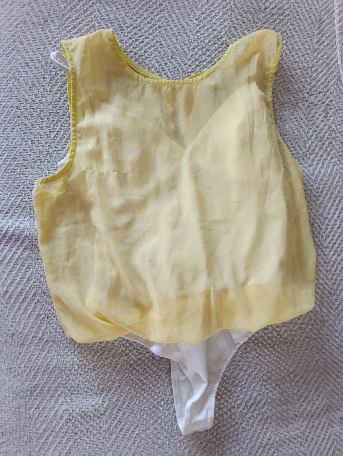Body femme Le Lis jaune pastel Ts voile transparent chic élégant